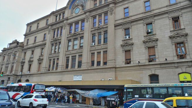 Según las fuentes, los cánones mensuales pagados por Nueva Estación Once SA rondaban entre $197.000 y $226.000, montos que no cubrirían hoy ni el alquiler de un kiosco promedio en la Ciudad de Buenos Aires.
