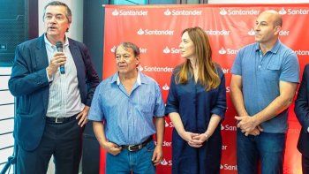 En la inauguraci&oacute;n estuvieron presentes el presidente no ejecutivo de Santander Argentina,&nbsp;Enrique Cristofani, la gobernadora de la Provincia, Mar&iacute;a Eugenia Vidal, el intendente de Quilmes, Martiniano Molina y el diputado Toty Flores.