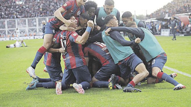 Montonera. De los jugadores de San Lorenzo tras el tiro de Leguizamón, que se desvió en ‘Pol’ Fernández, y decretó el triunfo “cuervo”, que sigue prendido. De yapa, le propinó a Boca la cuarta caída en las últimas cinco fechas.