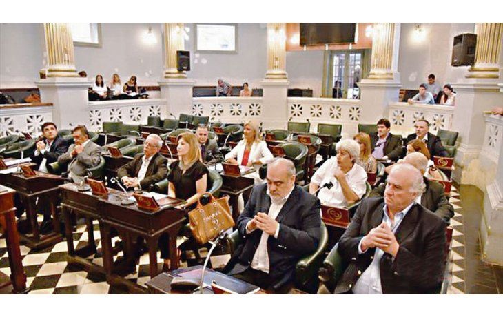 Nuevo traje. En su flamante rol de senador provincial, el exgobernador radical Ricardo Colombi sumó su aprobación ayer al proyecto de Presupuesto 2018 elevado por el flamante mandatario Gustavo Valdés.