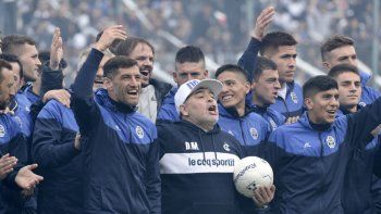 Ustedes van a ser los que nos den la fuerza para ganar los partidos, ¡y los vamos a ganar! El domingo nos vamos a jugar la vida. Acá no se juega con revólveres, acá se tira el centro atrás y se la da al compañero para que festejemos todos juntos, afirmó Maradona.