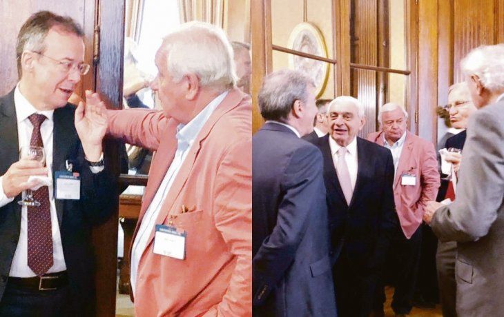 Cumbre de economistas. Daniel Artana y Adelmo Gabbi, como anfitrión, durante un break al mediodía en la reunión que Fiel realizó con empresarios dentro de la Bolsa de Comercio de Buenos Aires. 