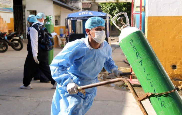 Los tubos de ox&iacute;geno particular, una postal del saturado sistema sanitario de Per&uacute;.