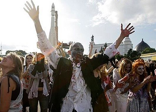 En Moscú, los seguidores del cantante se caracterizaron como zombies para bailar Thriller.