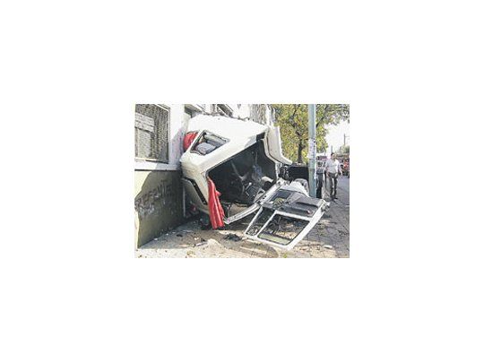 Uno de los tantos choques ocurridos ayer. En este caso, un camión se incrustó en un costado del hospital Moyano.
