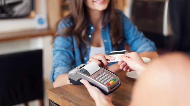 Los medios de pago requieren algunas verificaciones previas que pueden resultar clave al momento de afrontar consumos fuera del país.