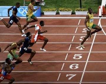 Usain Bolt y una de sus tantas abultadas victorias olímpicas fue la imagen elegida por el propio atleta para promover el distanciamiento social.