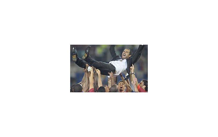 Josep Guardiola festeja, en el aire, uno de los tantos títulos que le dejaron a Barcelona 100 millones de euros durante su ciclo como técnico.