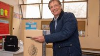 El gobernador de Mendoza votó en la capital provincial.