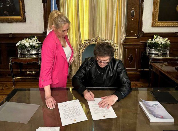 Javier Milei firmando la carta de invitaci&oacute;n al papa Francisco.&nbsp;