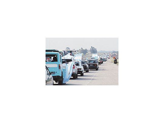 La marcha de los ambientalistas el viernes pasado por la Ruta 14 fue una protesta de advertencia,después de haber conocido el fallo adverso de La Haya. No habrá, por ahora,cortes en los puentes que comunican con Uruguay.