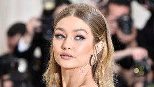 En 2018, Gigi Hadid ten+ia un salario estiamdo de 9,5 millones de dólares. En 2018, Gigi Hadid ten+ia un salario estiamdo de 9,5 millones de dólares.