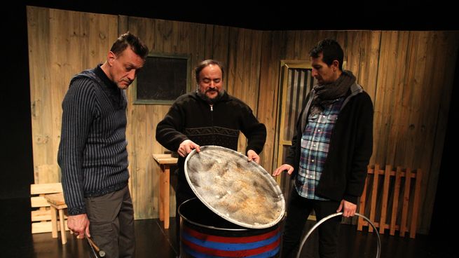 Daniel Begino, Roberto Monzo y Lisandro Penelas escarban, con ácido humor, en el mundo de tres amigos que guardan un oscuro secreto.