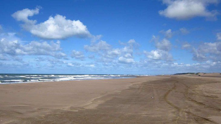 Tiene una de las playas más amplias de toda la Costa Atlántica. Tiene una de las playas más amplias de toda la Costa Atlántica.