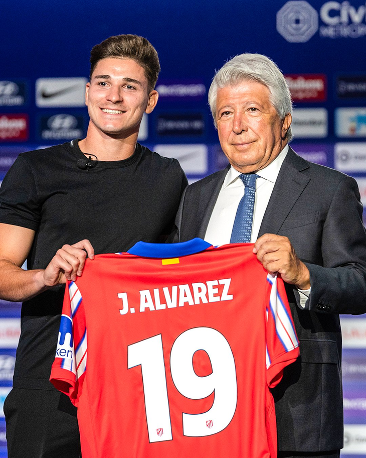 Julián Álvarez posa con su nueva camiseta Julián Álvarez posa con su nueva camiseta