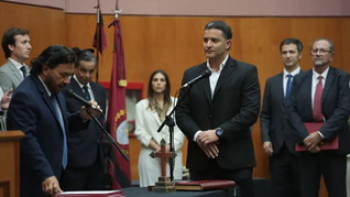 Gustavo Sáenz le toma juramento a Ignacio Jarsún, nuevo ministro de Gobierno y Justicia. Gustavo Sáenz le toma juramento a Ignacio Jarsún, nuevo ministro de Gobierno y Justicia.