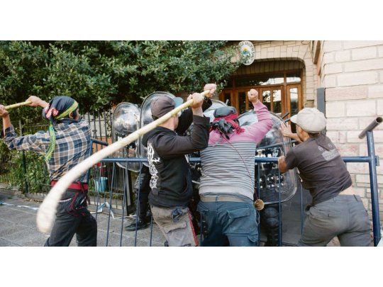 Embestida. En las puertas del juzgado, los manifestantes reaccionaron al conocer la decisión de la Justicia de conceder la extradición.