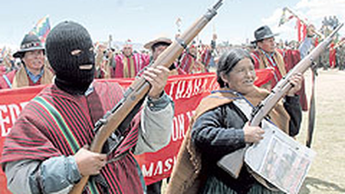 Ponchos Rojos, fuerza de choque de Evo Morales?