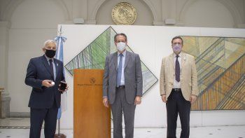 Miguel Pesce junto a Tristán Bauer y Manuel Belgrano, descendiente del prócer.
