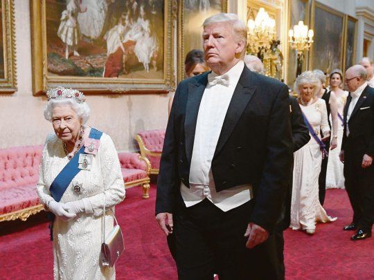 de gala. El presidente de Estados Unidos fue recibido con toda la pompa en el Palacio de Buckingham por la Reina Isabel II.
