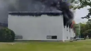 Pilar: increible incendio en una fabrica de bañeras