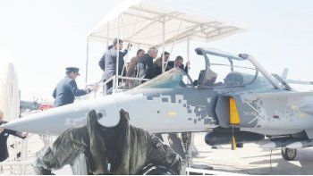 ámbito.com | Julio Martínez, ministro de Defensa, inspecciona un caza sueco Gripen en la exposición aérea del Pudahuel en Santiago,  Chile. La Argentina busca reemplazantes para los desafectados Mirage.
