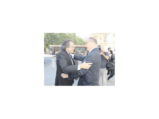 Los cancilleres Héctor Timerman y Luis Almagro acordaron formar una comisión binacional para aspirar a ser sede conjunta del Mundial 2030.