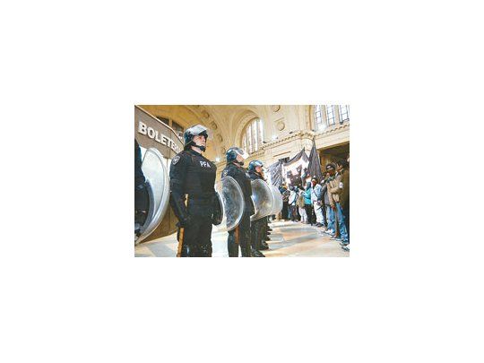 Los piqueteros lograron ayer invadir el hall de la estación de Constitución y el cerco policial no pudo impedir que bloquearan las boleterías. Otro sector llegó a la propia residencia presidencial de Olivos.