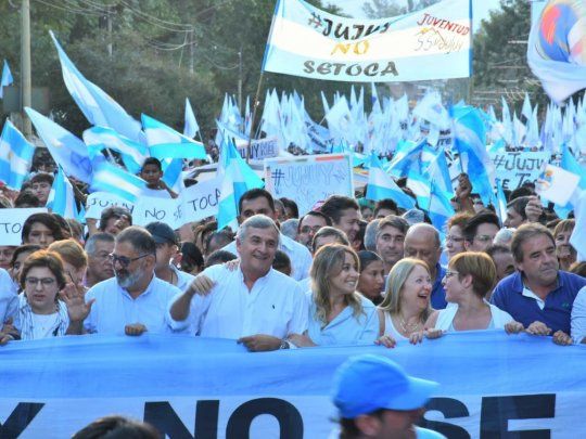 Arenga. “Nadie en la República Argentina sabe lo que nos costó recuperar la paz y terminar con la violencia y la&nbsp; corrupción”, dijo Morales, quien encabezó la marcha flanqueado por su esposa, Tulia Snopek, y el intendente Jorge.