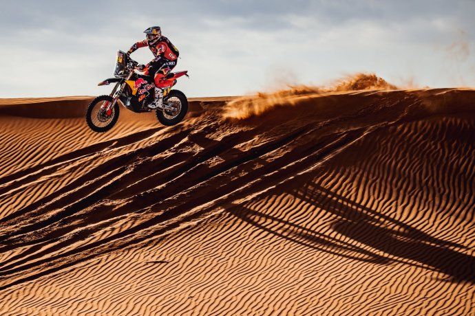 Kevin Benavides pierde terreno en motos