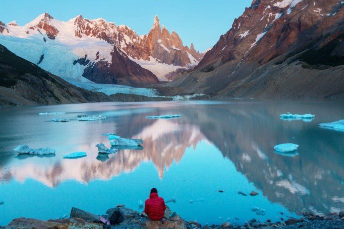 El Chaltén también tiene paisajes que parecen sacados de un libro debido al impacto de su belleza natural. El Chaltén también tiene paisajes que parecen sacados de un libro debido al impacto de su belleza natural.