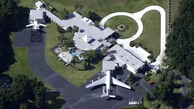 La casa de John Travolta cuenta con dos pistas de aterrizaje para sus aviones.