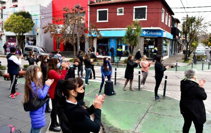 En Mar del Plata los vecinos lograron que el intendente decrete la apertura de los comercios.