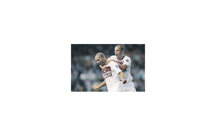 Regueiro festeja con Pizarro el tempranero gol de Lanús, a los 5 minutos del primer tiempo. El conjunto granate consiguió una victoria importante para sus aspiraciones en la Libertadores.