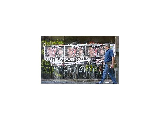 Los afiches aparecieron en el Microcentro porteño.