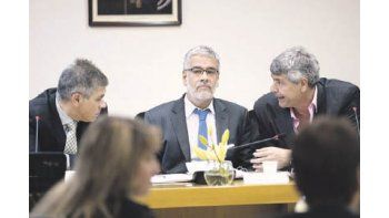 El presidente de la Comisión Bicameral investigadora de la fuga de capitales a través del HSBC, Roberto Feletti, escucha al radical Ricardo Buryaile, en la reunión de ayer a la que se citó a empresas.