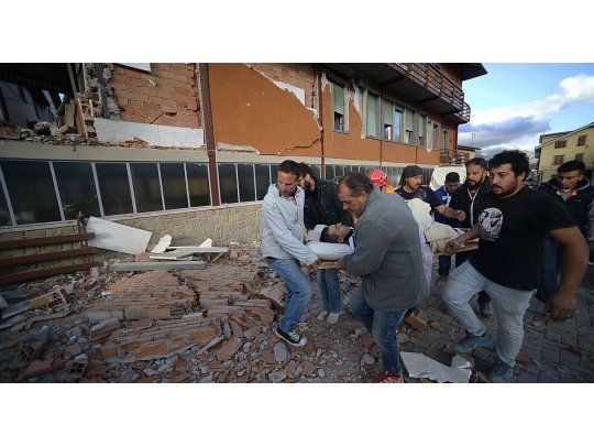 Milagro laico: rescataron a 215 personas de los escombros tras el sismo en Italia