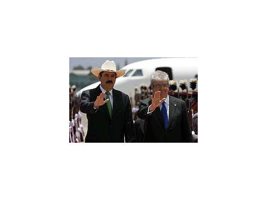 Zelaya en Guatemala junto al vicepresidente Rafael Espada.