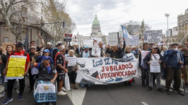 Los jubilados, en procesión por la Plaza Congreso.