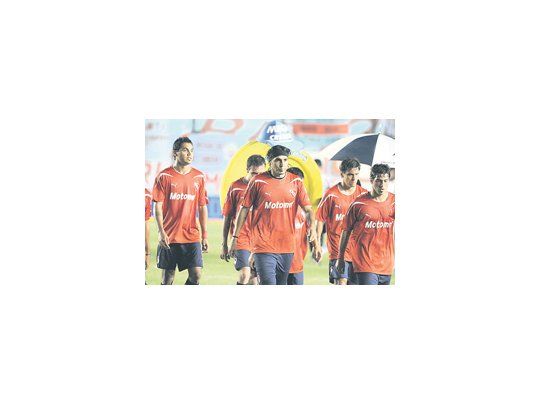 Cabezas gachas y mucha bronca. Así se fue Independiente; el último partido que ganó fue el clásico ante Racing en el debut de Mohamed.