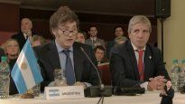 Javier Milei y Luis Caputo en la cumbre del Mercosur.