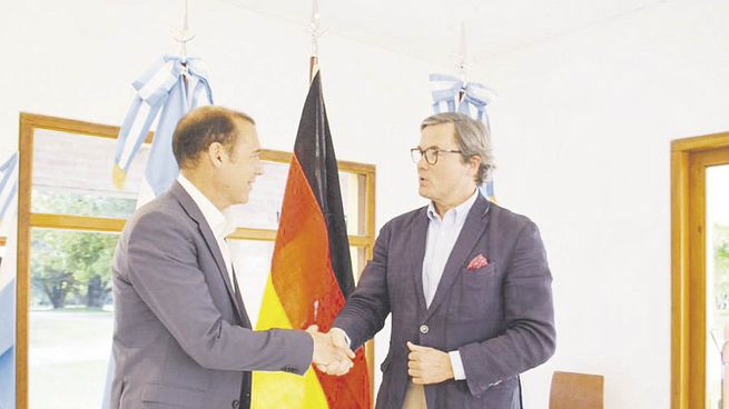 bienvenida. El primer diplomático en arribar a Neuquén fue el embajador de Alemania, Ulrich Sante, quien ayer se reunió con el gobernador Gutiérrez para dialogar sobre las oportunidades en la provincia.