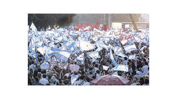ámbito.com | Banderas ycarteles conleyendas deentidadesrurales de todoel país se vieronayer en elmasivo acto dePalermo.Cientos deinsigniasnacionalestambién fueronenarboladas porlos productoresy ciudadanosque manifestaroncontra lasre