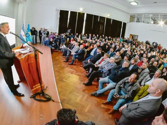Recurso. Ante legisladores e intendentes pidió acompañamiento para hacer frente al desborde social producto del escalonamiento en el pago de los salarios públicos.