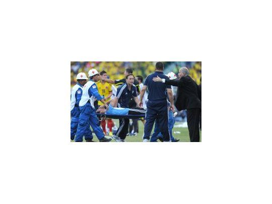 Dolor. Nicolás Burdisso deja la cancha en camilla mientras Alejandro Sabella intenta rearmar el equipo. Estará seis meses inactivo.