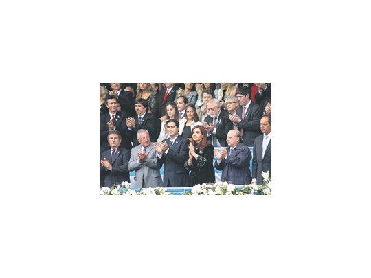 Cristina de Kirchner ayer en campaña en el Chaco, rodeada por Sergio Urribarri, Eduardo Fellner, Jorge Capitanich, José Pampuro y Daniel Scioli. En la segunda fila, entre otros, Eduardo Luis Duhalde, Juan Manuel Abal Medina y los «carteros» Ricardo Forster y Jaime Sorín (punteros de Carta Abierta).
