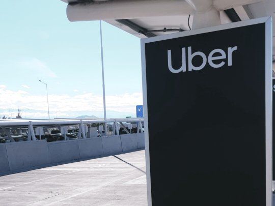 Parada. En el aeropuerto de Mendoza hay una dársena para aguardar por el Uber, pero la aplicación suele avisar que no hay autos disponibles en la zona.