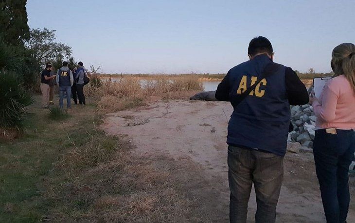 Fuentes de la pesquisa indicaron que no hallaron documentos entre las pertenencias de la víctima, por lo que se intentaba determinar su identidad.