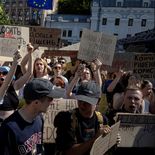 Miles de personas volvieron a concentrarse frente a la oficina presidencial en Kiev para exigir la restitución del exministro de Defensa.