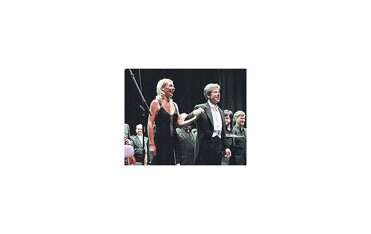 ámbito.com | Ute Lemper, anteanoche en el Gran Rex, con el directoringlés Jan Latham Koenig.